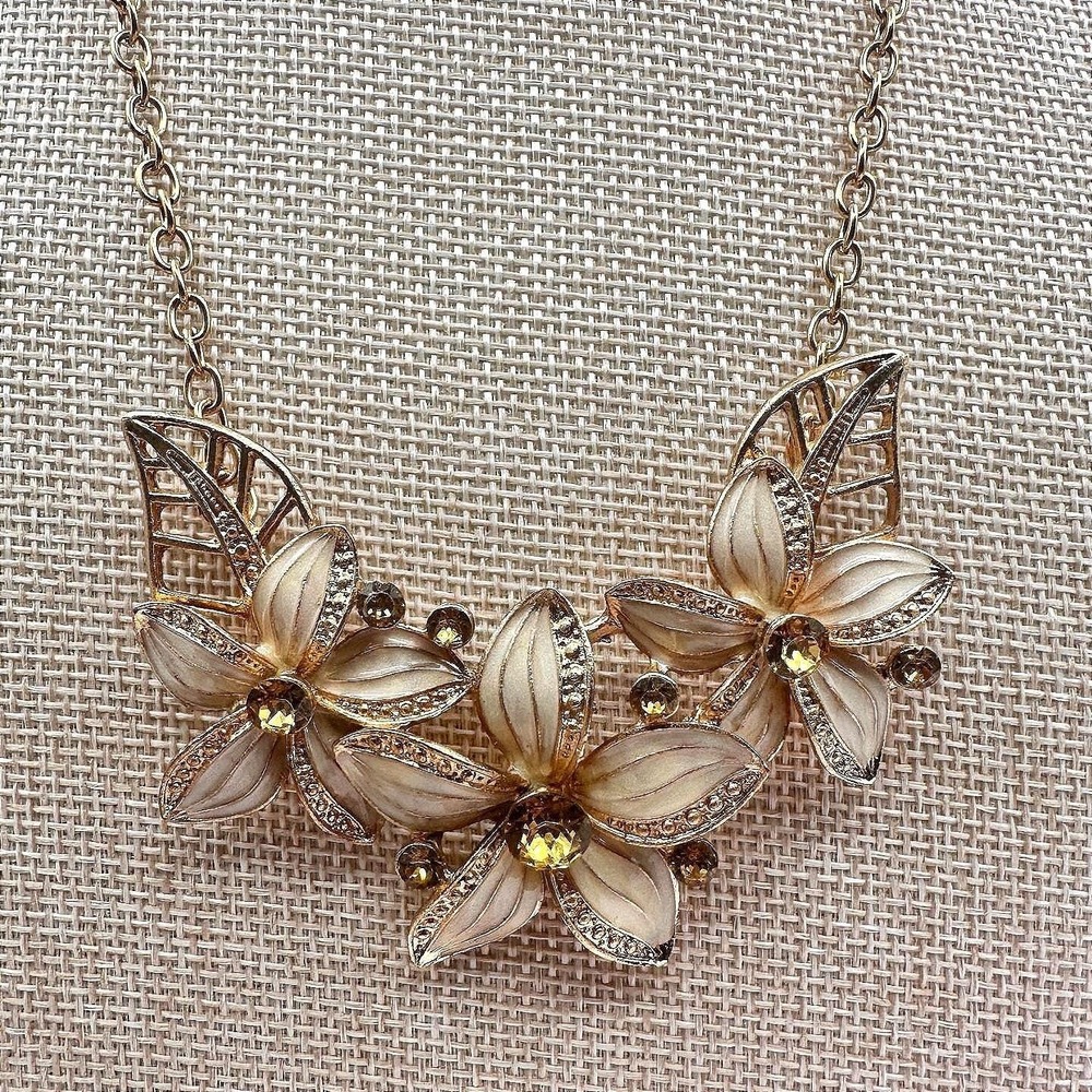 Vintage 80s White Gardenia Bib Statement Necklace Gold Tone Rhinestone Jewelry